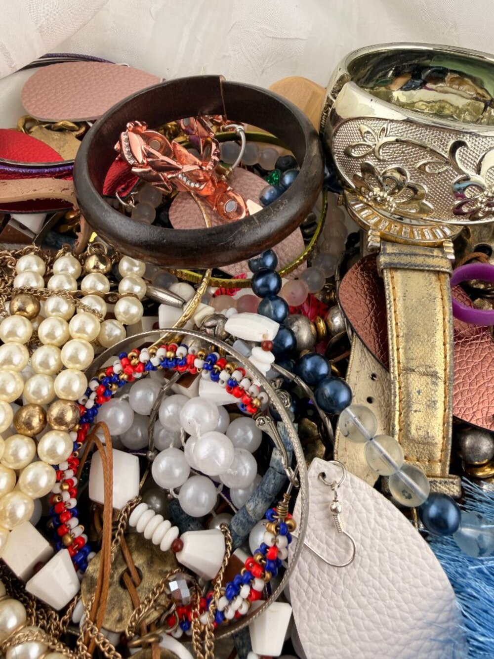 3 full pounds of Wearable Fashion and Modern Costume Jewelry! - Picture 3 of 6